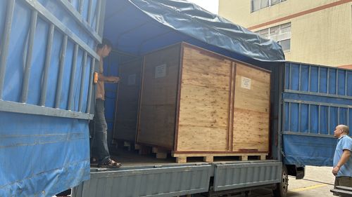 Berita perusahaan terbaru tentang 2 set mesin pengemas lipat sarung tangan PCL yang disesuaikan sedang dikirim ke klien