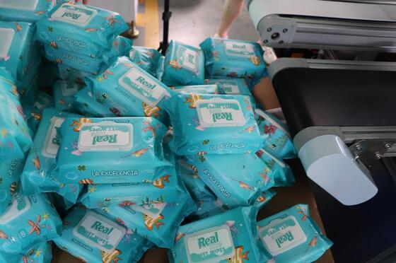 Good price Mesin pengemasan tisu basah yang tahan lama Dilengkapi dengan sistem kontrol canggih yang memastikan pengemasan yang akurat dan operasi yang lancar on line